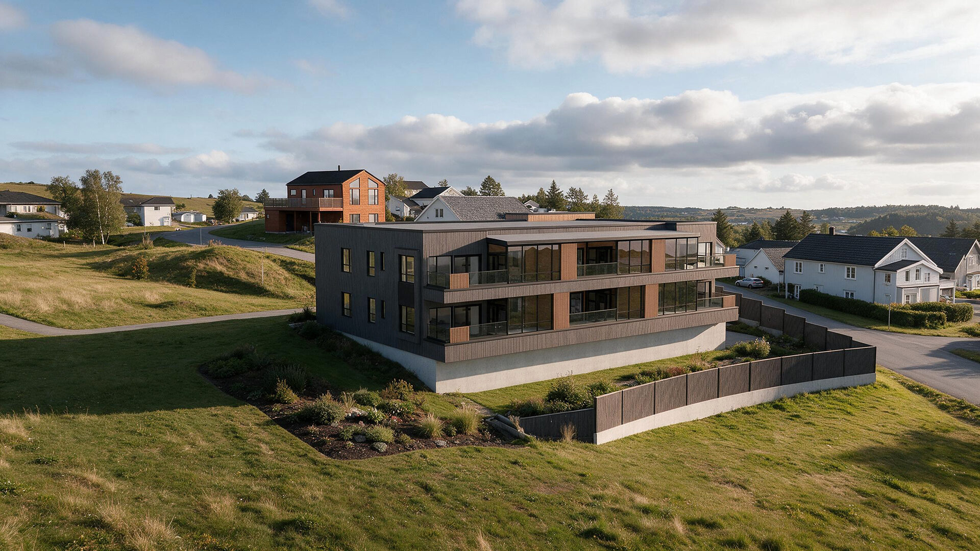 Tunvoll Panorama sett fra sørvest, med gavlen og balkongfasaden mot sør